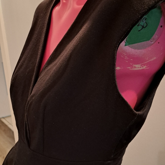 THAT little black dress that every woman needs in her closet! Banana Republic - Picture 2 of 5